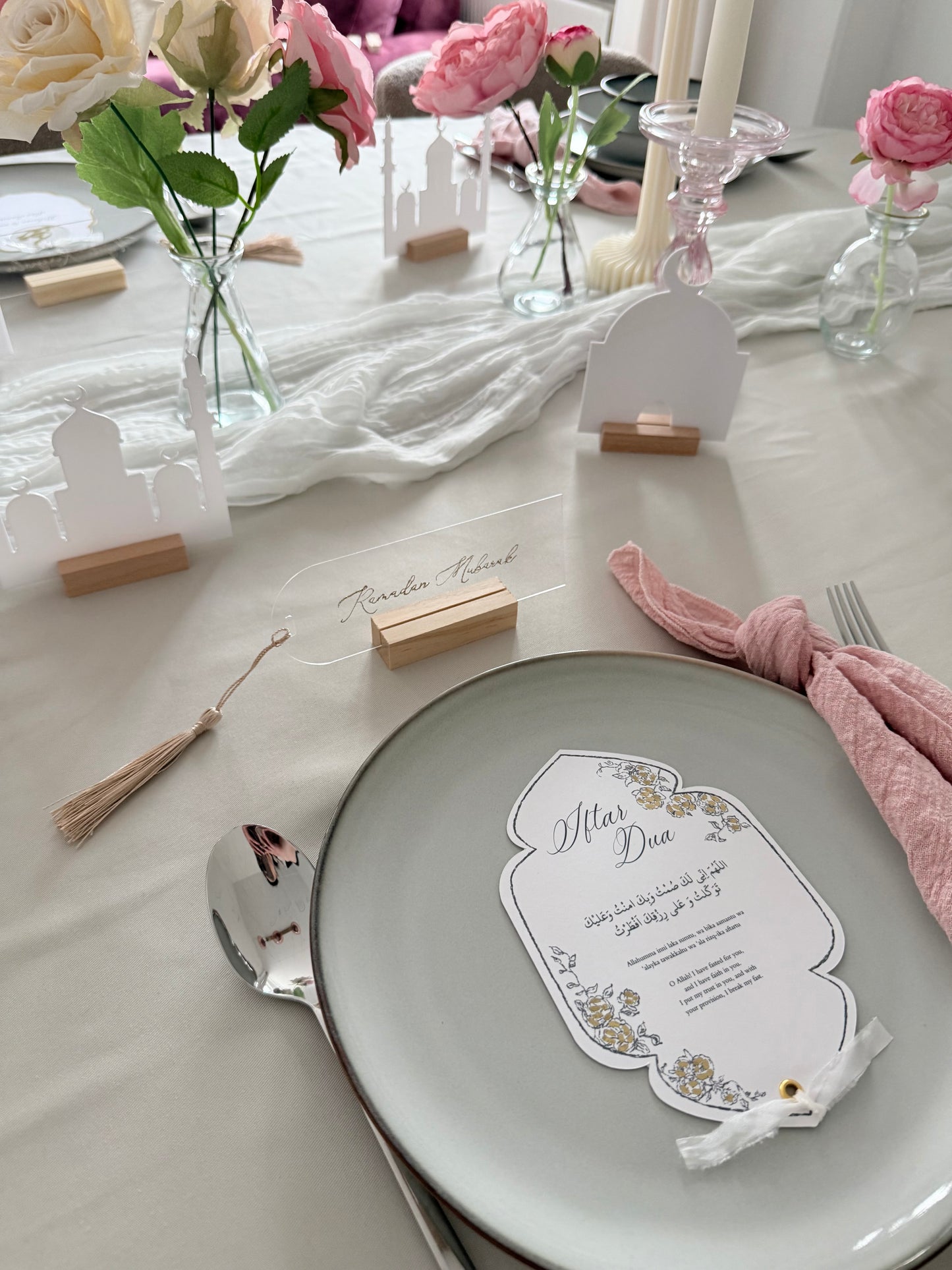 Ramadan tablecards with roses and gold details