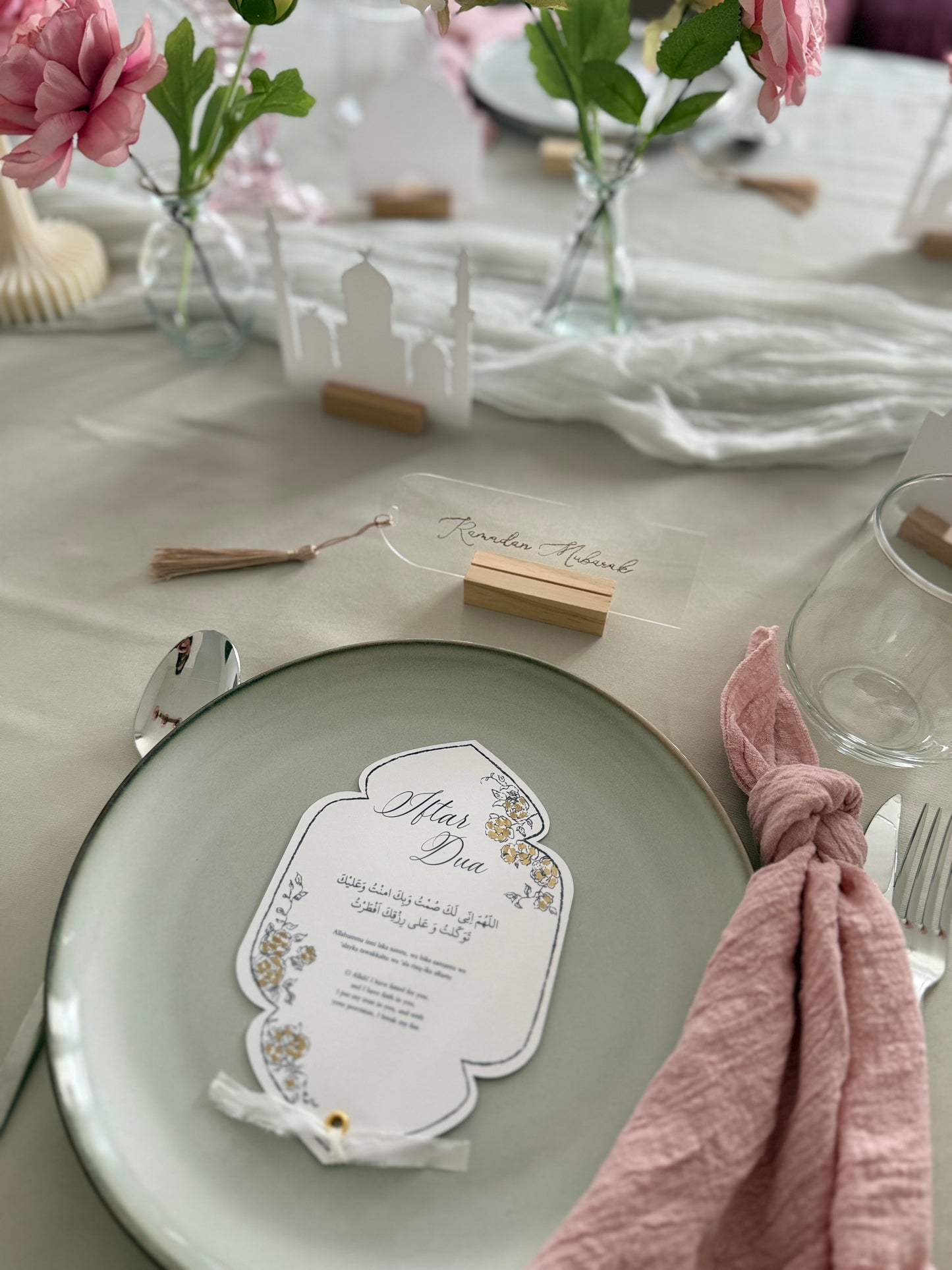Ramadan tablecards with roses and gold details